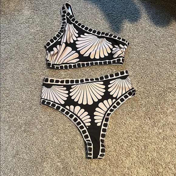 SHEIN Black and Cream One-Shoulder Bikini - Picture 2 of 2